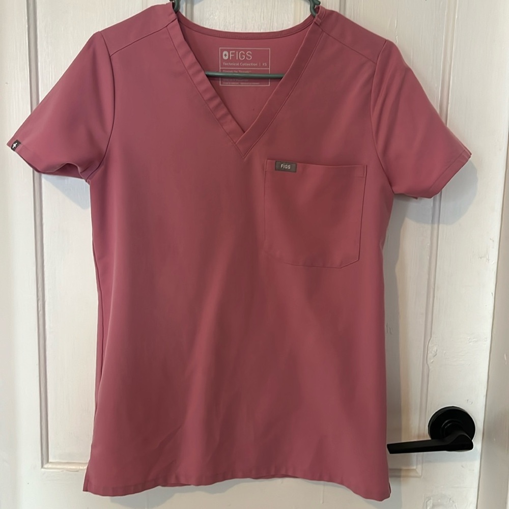 CHALK PINK SCRUB TOP